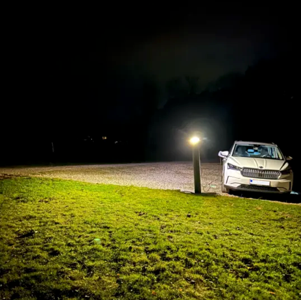 Elektroauto wird nachts an der Ratio io7 Ladestation aufgeladen