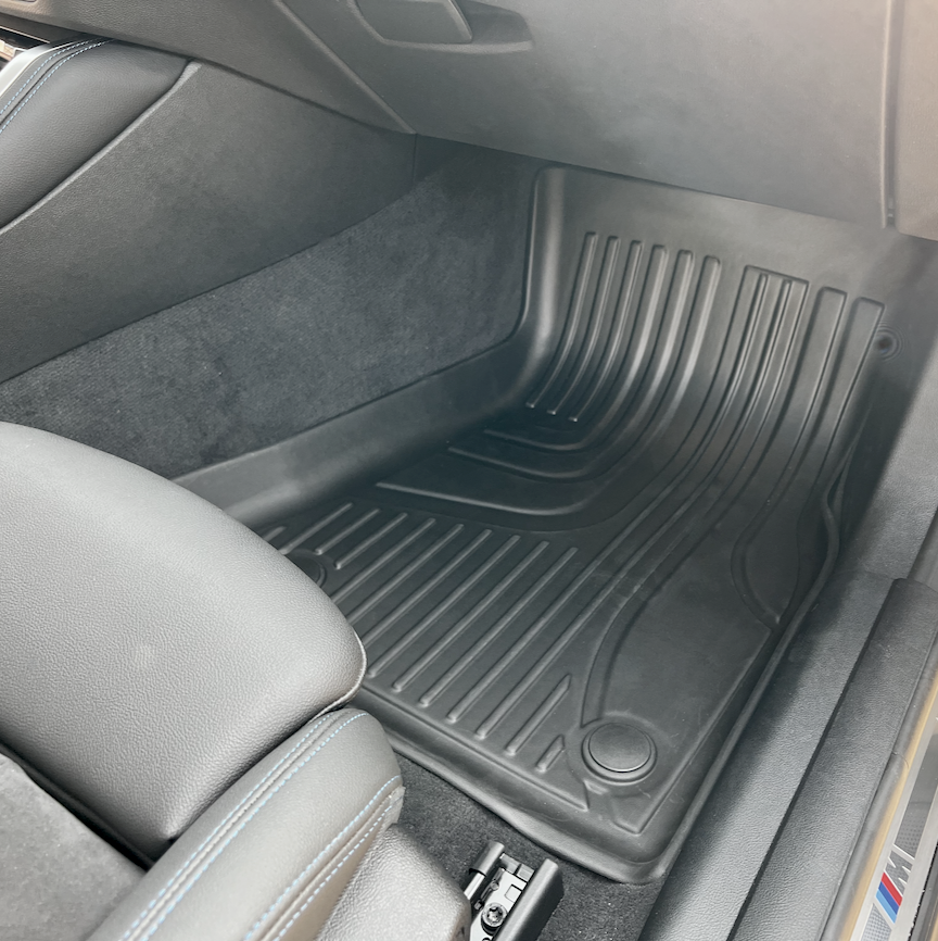 Allwetter-Fußmatten-Set für BMW i5, das den gesamten vorderen Boden abdeckt.