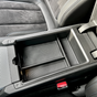 Aufbewahrungsbox für die Mittelkonsole im BMW i4 mit rutschfesten Einsätzen.