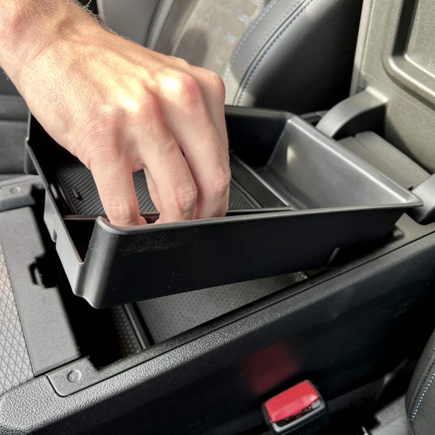 Aufbewahrungsbox für Mittelkonsole - BMW i4, Produkt im Auto einsetzen