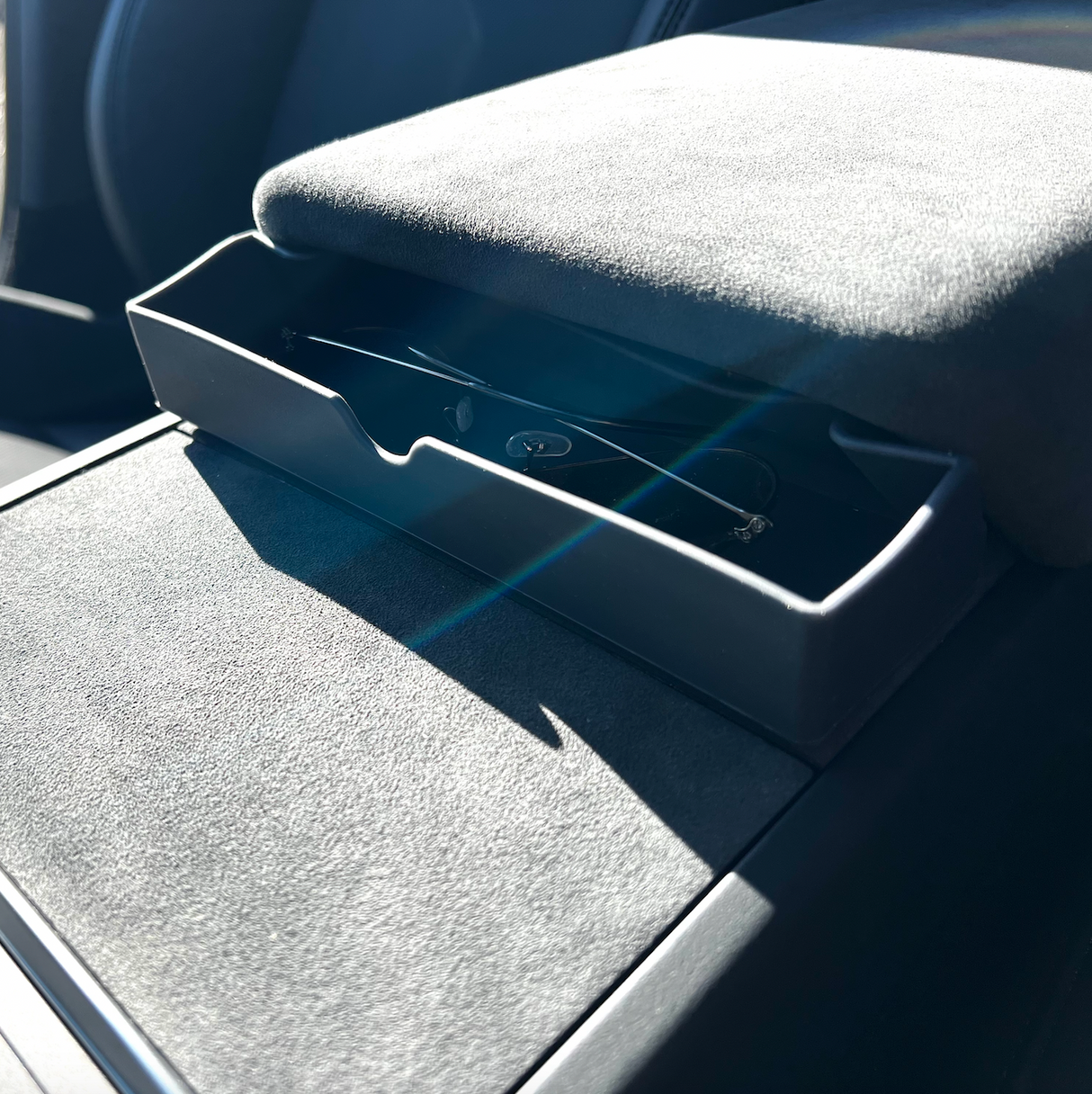 Sonnenbrillenhalter für Tesla Model 3/Y, integriert in die Mittelkonsole, mit Sonnenbrille