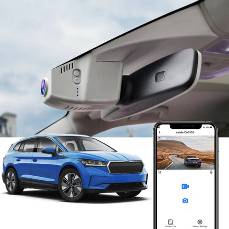 FitCamX dashcam monteret diskret i Skoda Enyaq med app-visning på telefon.