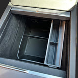 Sonnenbrillenhalter in der Mittelkonsole des Autos, gestaltet für Tesla-Modelle.