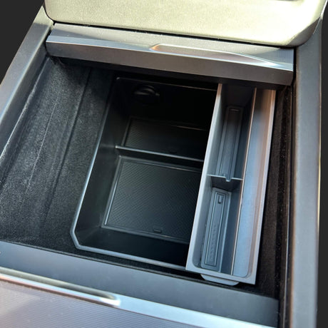 Sonnenbrillenhalter in der Mittelkonsole des Autos, gestaltet für Tesla-Modelle.
