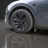 Tesla Model Y Juniper Radkappe montiert mit rotem T-Logo