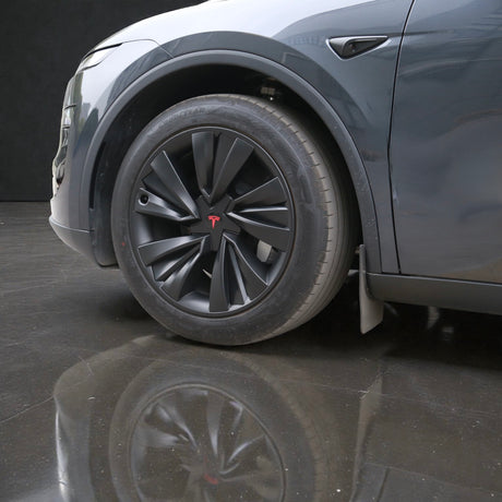 Tesla Model Y Juniper Radkappe montiert mit rotem T-Logo
