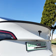 Tesla Performance Spoiler (ABS + Beschichtung) auf weißem Tesla Model Y