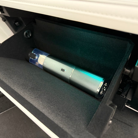 Staubsauger für das Auto, der in das Handschuhfach passt