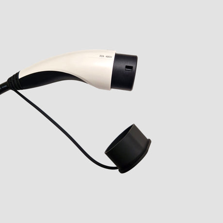 Nahaufnahme eines Typ-2-Ladekabelsteckers mit Schutzkappe und GCG MAX Logo.