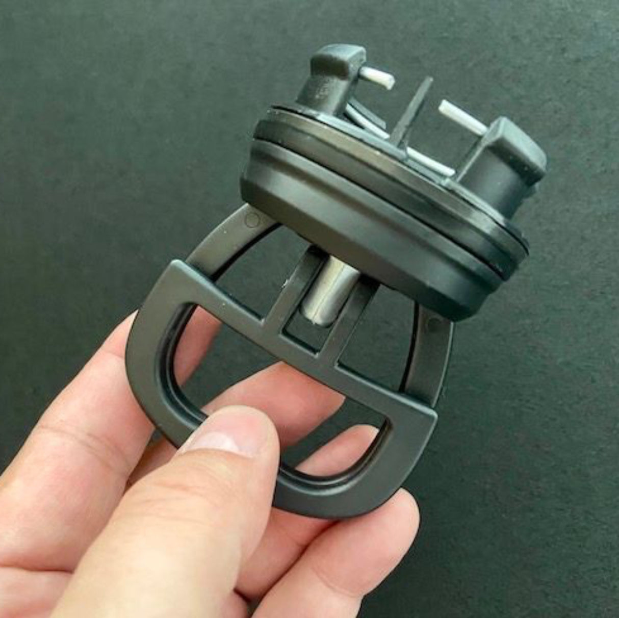 Saugnapf zum Entfernen von Tesla Radkappen.
