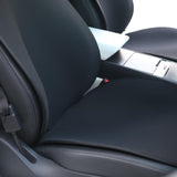 Schwarze Sitzbezüge montiert auf dem Vordersitz eines Tesla Model 3 oder Model Y, Nahaufnahme.