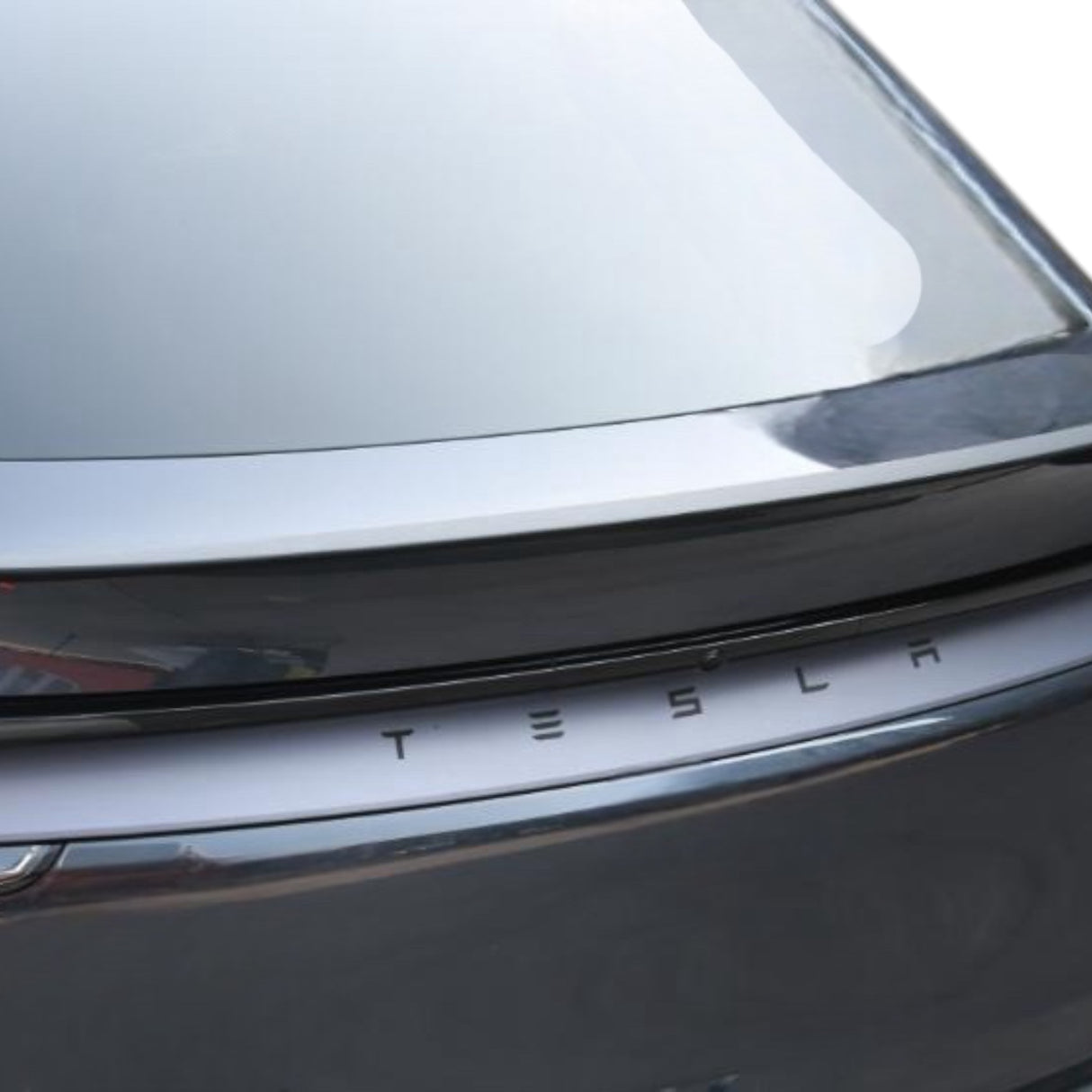 schräger Winkel des Performance-Spoilers montiert am Model Y Juniper – sportlicher Ausdruck