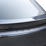 schräger Winkel des Performance-Spoilers montiert am Model Y Juniper – sportlicher Ausdruck