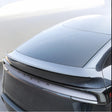 Tesla Model Y Juniper mit montiertem Performance-Spoiler von hinten gesehen