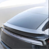 Tesla Model Y Juniper mit montiertem Performance-Spoiler von hinten gesehen