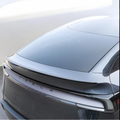 Tesla Model Y Juniper mit montiertem Performance-Spoiler von hinten gesehen