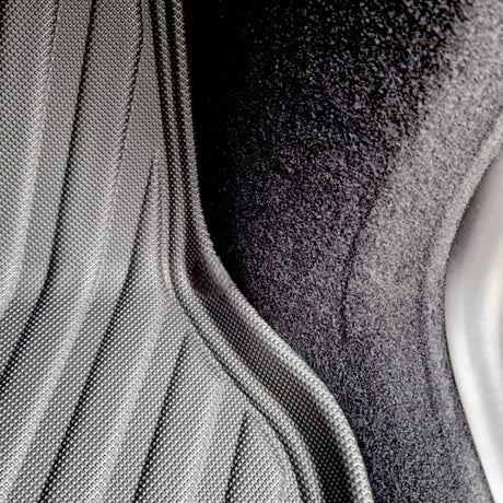 Nahaufnahme der GCG MAX Allwetter-Matte für Tesla Model Y Juniper