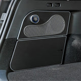 Kühlschrank im Kofferraum eines Tesla Model Y montiert, mit digitaler Temperaturanzeige.