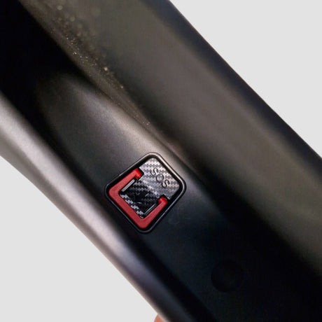 Türschwelle (XL) für Tesla Model Y Juniper 2025 mit schwarzem Carbon-Detail und rotem Rand.