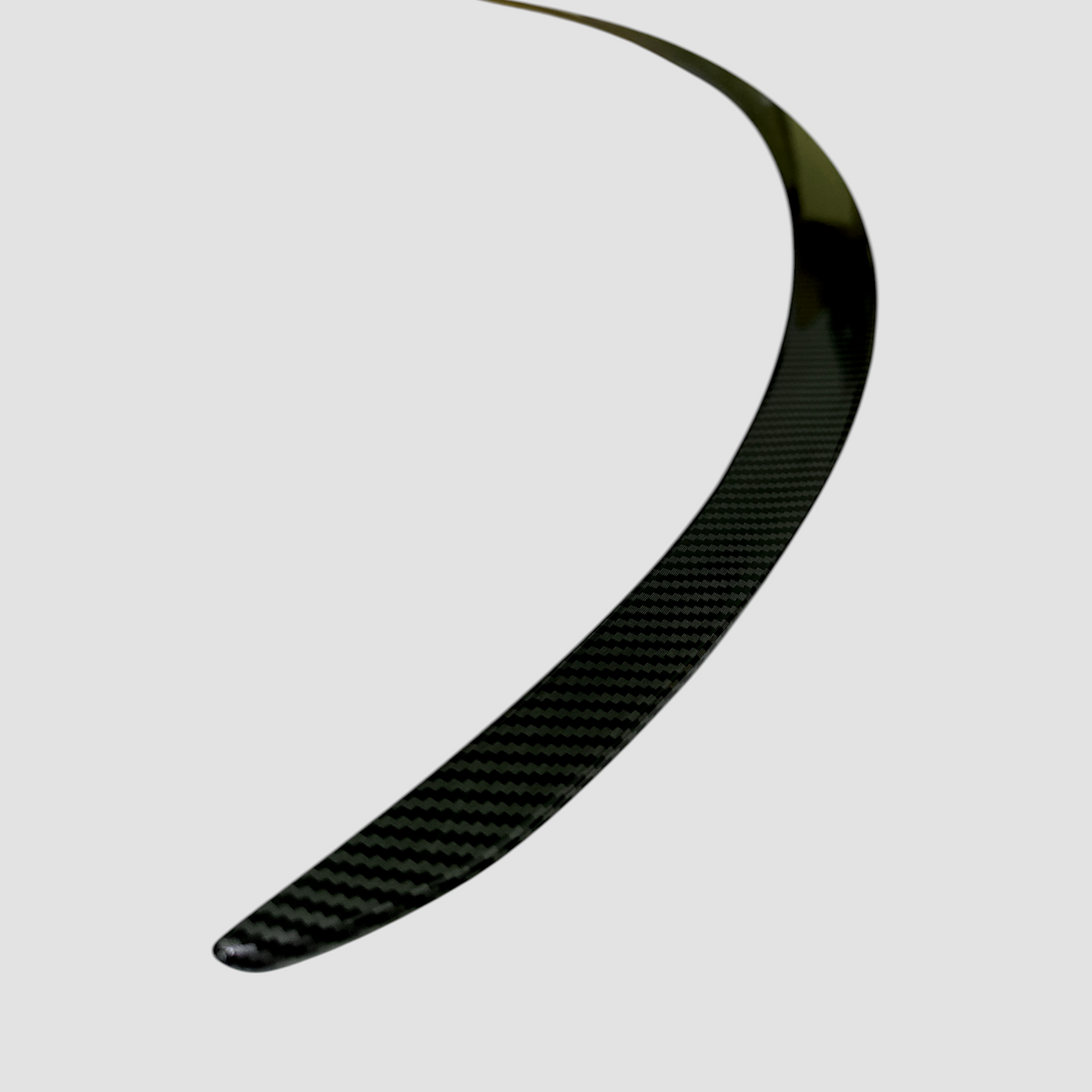 Performance-Spoiler in glänzendem Carbon-Look für Tesla Model Y Juniper – Anzeige von Glanz und Form