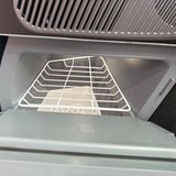 Kühlschrank für Tesla Model Y mit geöffneter Tür und integriertem Regal, von innen gezeigt.