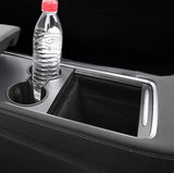 Getränkehalter für Tesla Model Y mit Wasserflasche im Auto