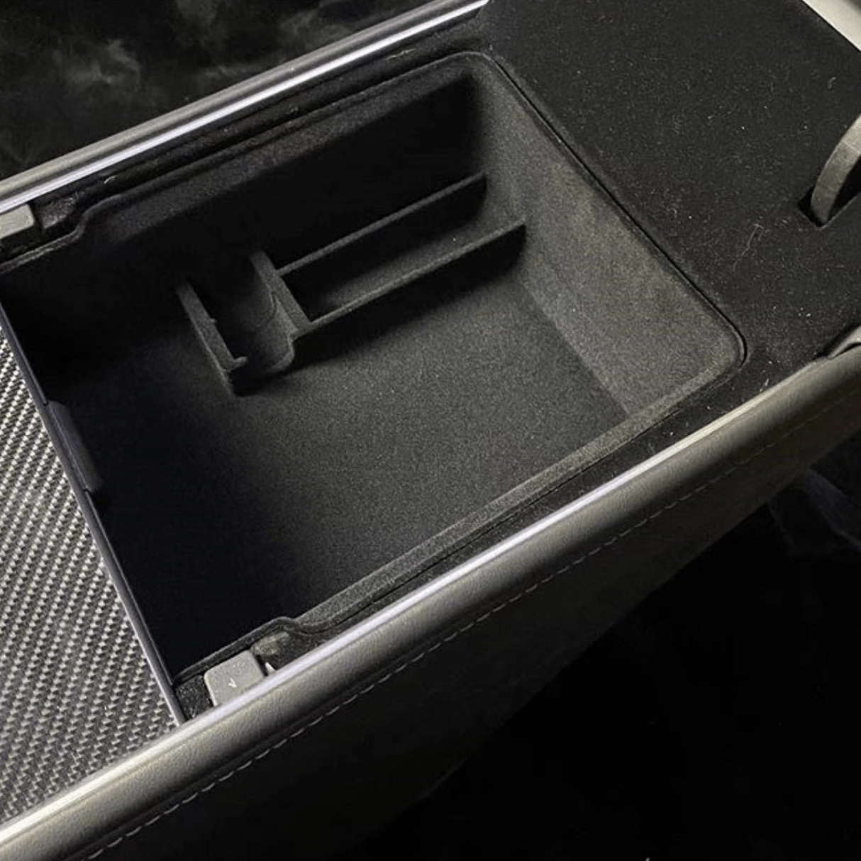 Aufbewahrungsbox für die Armlehne in Schwarz mit Facheinteilung für Tesla Model Y.