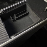 Aufbewahrungsbox für die Armlehne in Schwarz mit Facheinteilung für Tesla Model Y.