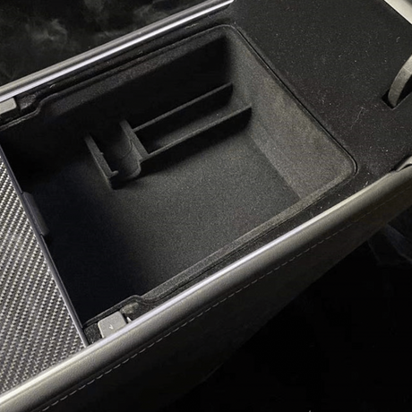 Aufbewahrungsbox für die Armlehne in Schwarz mit Facheinteilung für Tesla Model Y.