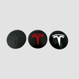 Drei Tesla Radkappen in Schwarz, Rot und Weiß für Felgen.