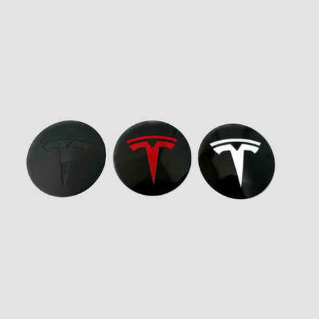 Drei Tesla Radkappen in Schwarz, Rot und Weiß für Felgen.