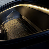 Tesla Frunk mit LED-Lichtleiste und Gummimatte.