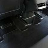 Schutzabdeckungen für Sitzschienen in einem Tesla Model Y.