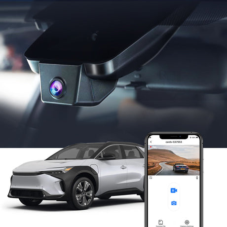 FitCamX dashcam monteret i Toyota bZ4X med live visning på smartphone.