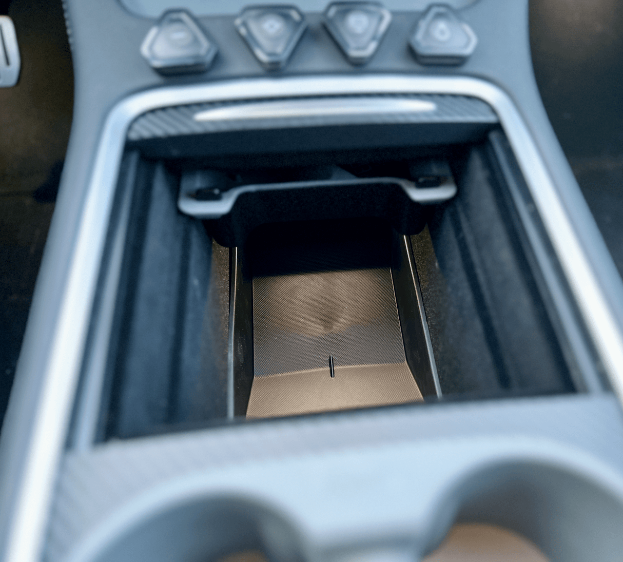 Box/Unterlage für Mittelkonsole. Passend für Tesla Model 3/Y