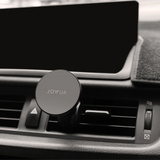 jowua Handyhalterung montiert in den Lüftungsschlitzen eines Elektroautos