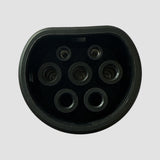 Nahaufnahme eines V2L-Adapters für Elektroautos, der den Stecker zeigt.