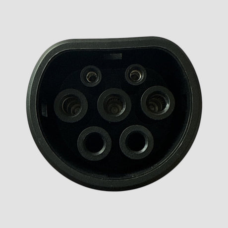 Nahaufnahme eines V2L-Adapters für Elektroautos, der den Stecker zeigt.
