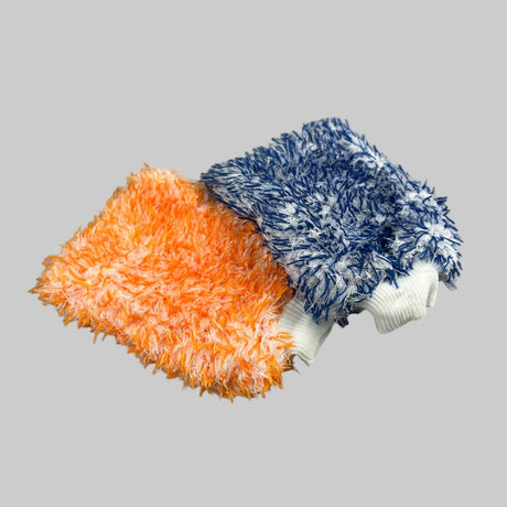 Ein orange-blauer Waschhandschuh