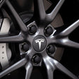 Aero-Radkappen-Set für Tesla-Räder mit Nabenkappe und Radmutternkappen.
