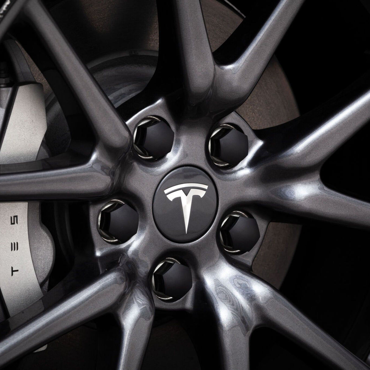 Aero-Radkappen-Set für Tesla-Räder mit Nabenkappe und Radmutternkappen.