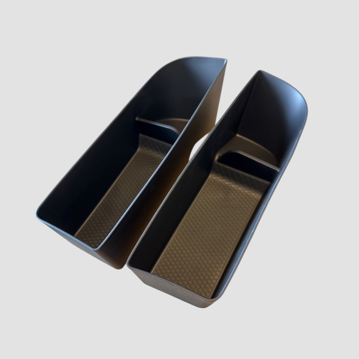 Aufbewahrungsbehälter für die Türseiten des XPENG G9 im schwarzen Design.