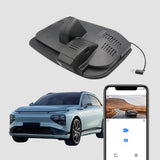 FitCamX Dashcam für XPENG G9, gezeigt mit Auto und Smartphone-App zur Aufnahme.