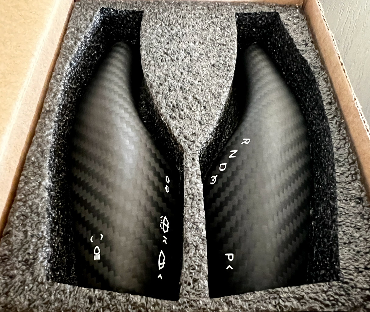 Cover für Armlehne aus echtem Carbon – passend für Tesla Model 3/Y