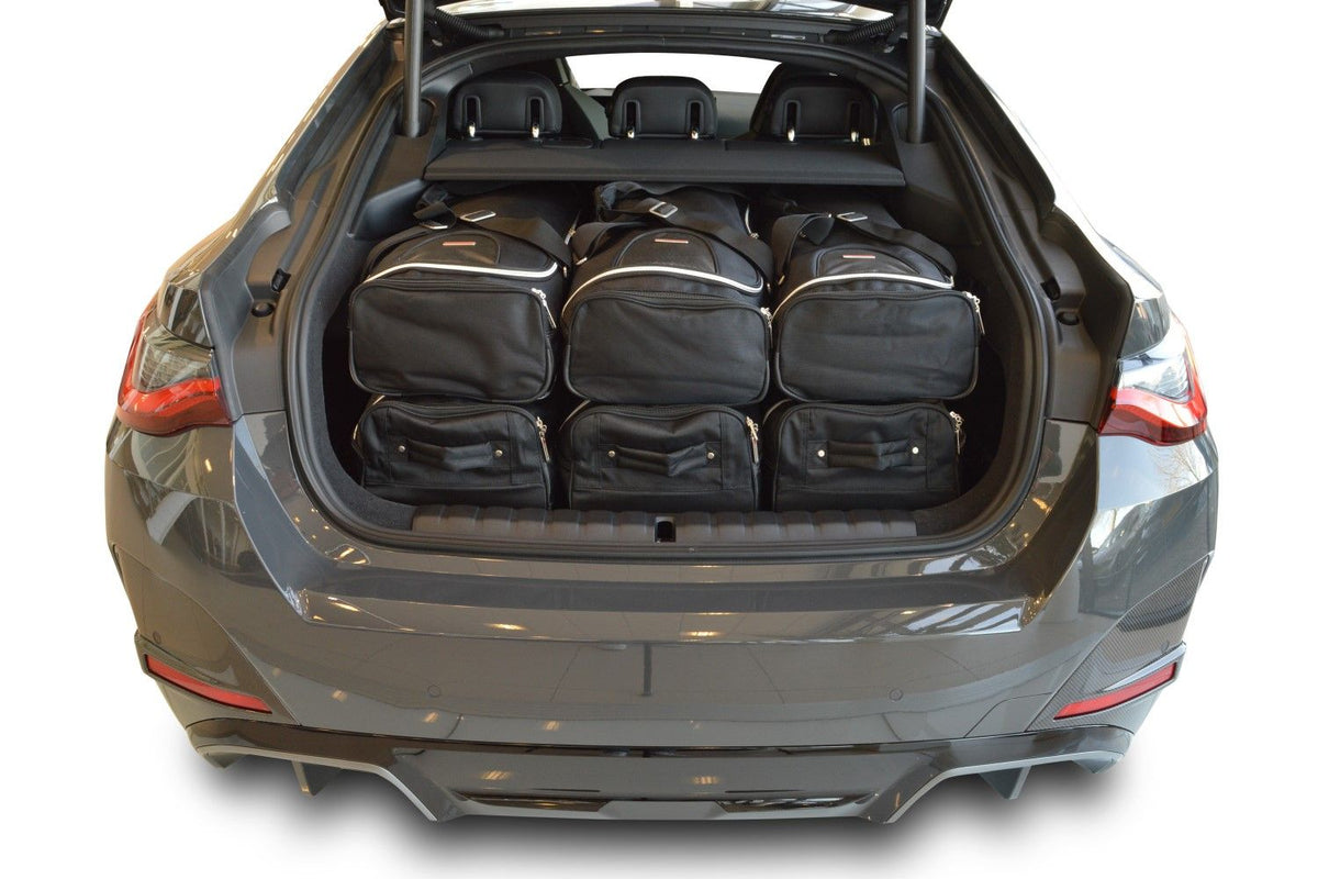 Taschen-Set im Kofferraum des BMW i4 für optimale Platzausnutzung.