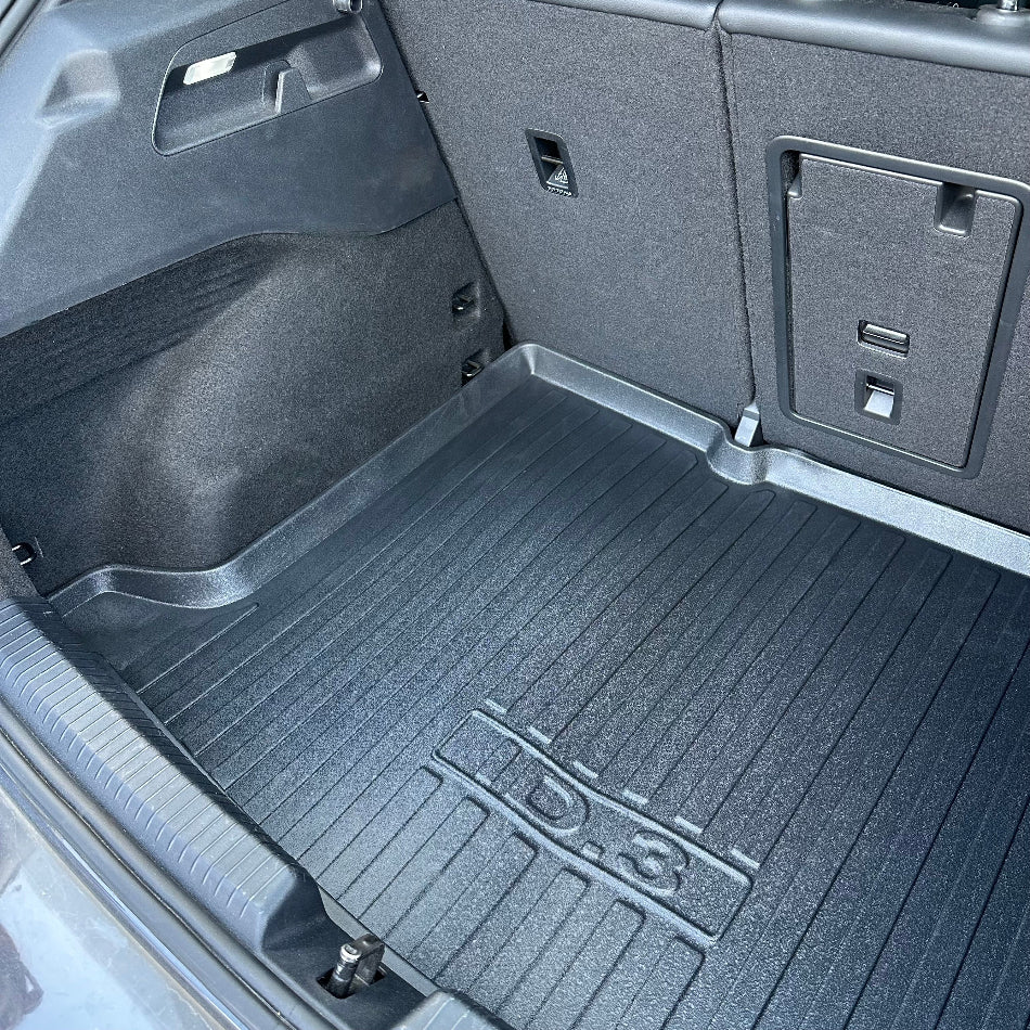 Kofferraummatte aus schwarzem Gummi für Volkswagen ID.3 Auto, von oben gesehen.