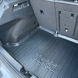 Kofferraummatte aus schwarzem Gummi für Volkswagen ID.3 Auto, von oben gesehen.