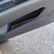 Türablagen für einen Audi Q4 oder einen Audi Q5. Sie sind in der Tür montiert und haben eine schwarze Farbe.