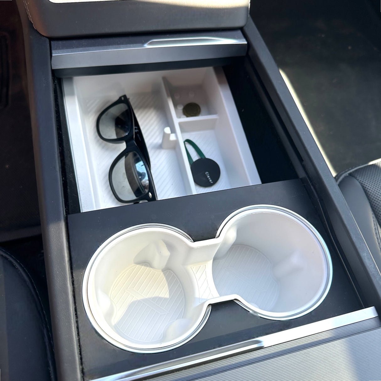 GCGM MAX Box mit Getränkehalter im Innenraum des Tesla Model 3/Y
