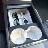 GCGM MAX Box mit Getränkehalter im Innenraum des Tesla Model 3/Y
